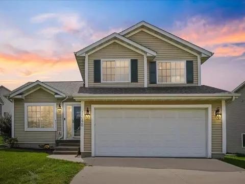 1348 Woolridge Dr, Coralville, IA 52241