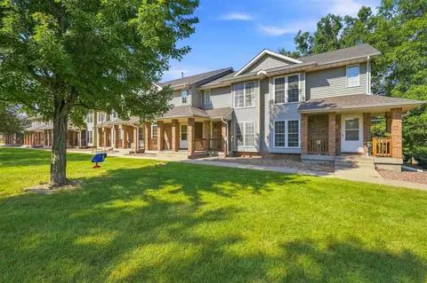 702 W Side Dr, Iowacity, IA 52246