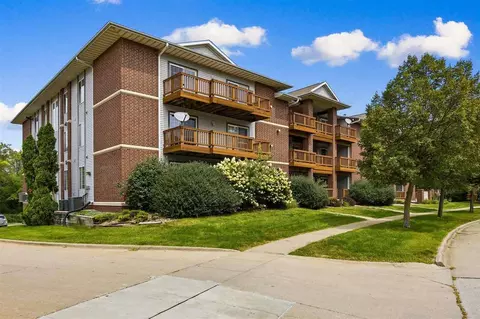 556 W Side Dr, Iowacity, IA 52246