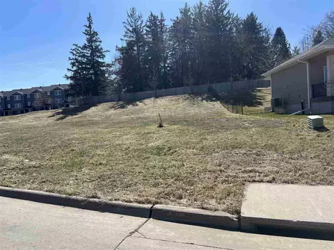 851 Silver Ln, Iowacity, IA 52245