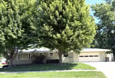1100 Brookwood Dr, Iowa City, IA 52240