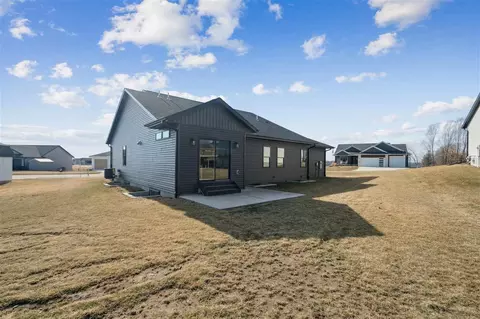 Exterior - 718 Pointer Cir, Center Point, IA 52213 photo 4 of 6