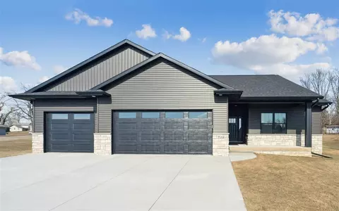 Exterior - 718 Pointer Cir, Center Point, IA 52213 photo 3 of 6