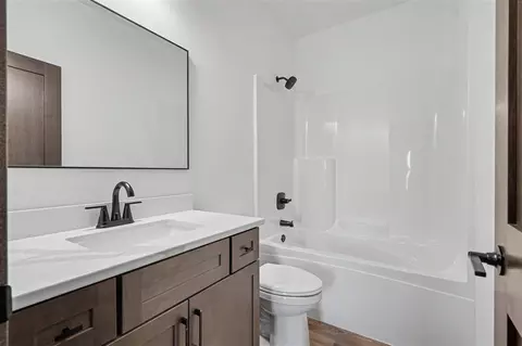 Bath - 718 Pointer Cir, Center Point, IA 52213 photo 3 of 4