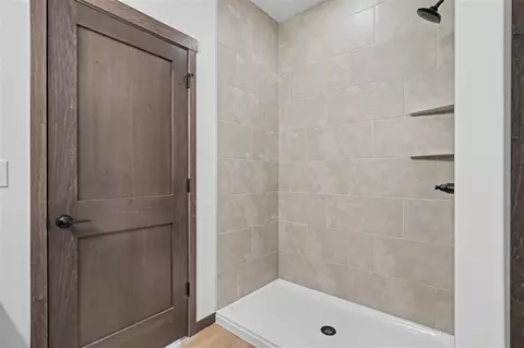 Bath - 718 Pointer Cir, Center Point, IA 52213 photo 2 of 4