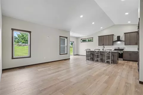 Living - 718 Pointer Cir, Center Point, IA 52213 photo 2 of 4
