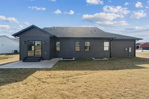 Exterior - 718 Pointer Cir, Center Point, IA 52213 photo 5 of 6