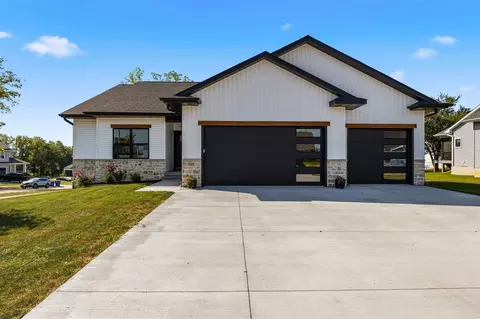 521 Elizabeth Ln, Tiffin, IA 52340