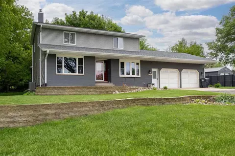 1105 Maple St, Robins, IA 52328