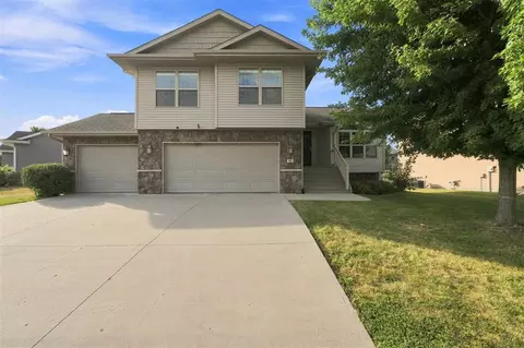 63 Colchester Dr, Iowa City, IA 52245