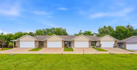 564 Meadow Oak Cir, Fairfax, IA 52228