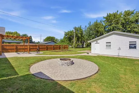 Exterior - 1306 E 2nd St, Washington, IA 52353 photo 5 of 10
