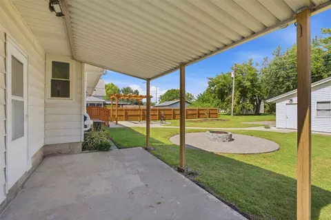 Exterior - 1306 E 2nd St, Washington, IA 52353 photo 4 of 10