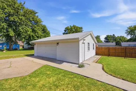 Exterior - 1306 E 2nd St, Washington, IA 52353 photo 9 of 10