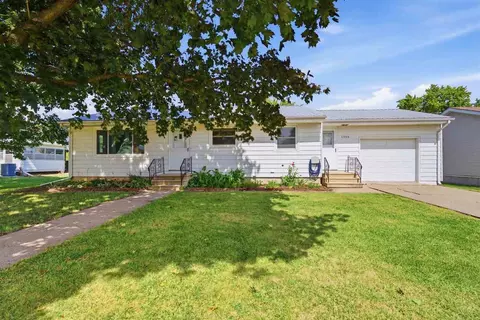 Exterior - 1306 E 2nd St, Washington, IA 52353 photo 2 of 10