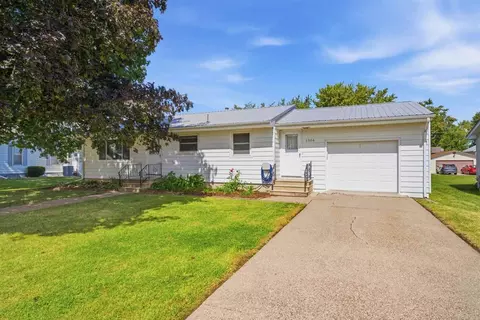 Exterior - 1306 E 2nd St, Washington, IA 52353 photo 3 of 10