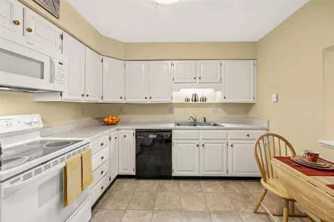 Kitchen - 2135 1st Ave SE, Cedarrapids, IA 52403 photo 2 of 3