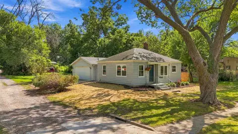 922 6th Ave, Iowa City, IA 52240