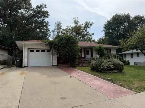 1139 Downey Dr, Iowa City, IA 52240