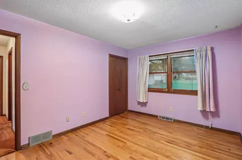 Bedroom - 609 E Hickory St, Riverside, IA 52327 photo 2 of 5