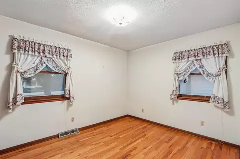 Bedroom - 609 E Hickory St, Riverside, IA 52327 photo 4 of 5