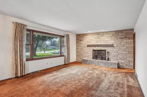 Living - 609 E Hickory St, Riverside, IA 52327 photo 2 of 4