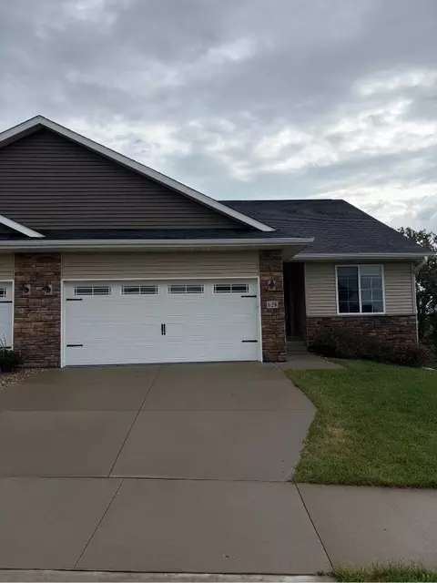 624 Creekside Dr, Tiffin, IA 52340