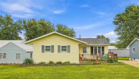 210 Water St, Center Point, IA 52213