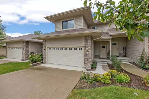 6 Holiday Ridge Ln, Coralville, IA 52241