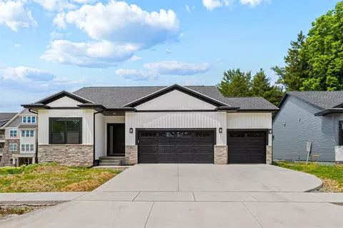 284 Pine Grove Ln, Iowacity, IA 52246