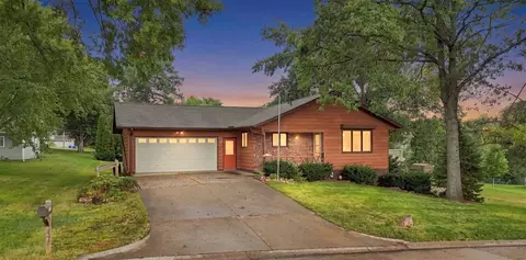 812 12th St, Kalona, IA 52247