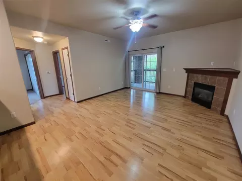 1820 W Benton St #301, Iowa City, IA 52246
