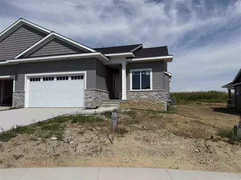1292 Berkshire Ln, North Liberty, IA 52317