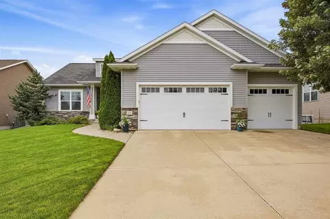 435 Oak Park Cir, Marion, IA 52302