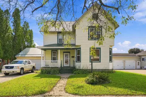 609 W 1st Ave, Dyersville, IA 52040