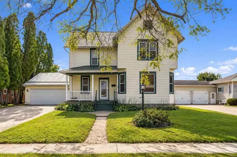 609 W 1st Ave, Dyersville, IA 52040