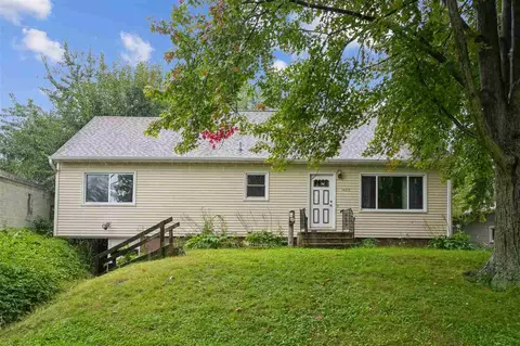1425 Douglas Ct, Marion, IA 52302