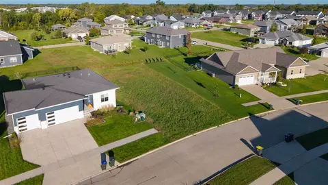 645 Hanks Dr, Iowacity, IA 52240