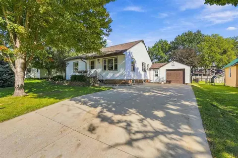718 3rd St, Kalona, IA 52247