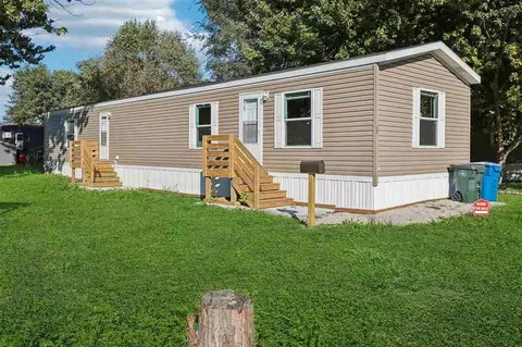 25 Gas Lantern Sq, Muscatine, IA 52761