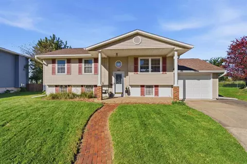 3321 Spinning Wheel Ct, Muscatine, IA 52761