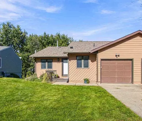 2228 Plaen View Dr, Iowa City, IA 52246