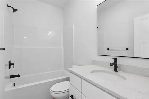 Bath - 1010 Linden Ln, Ely, IA 52227 photo 2 of 3