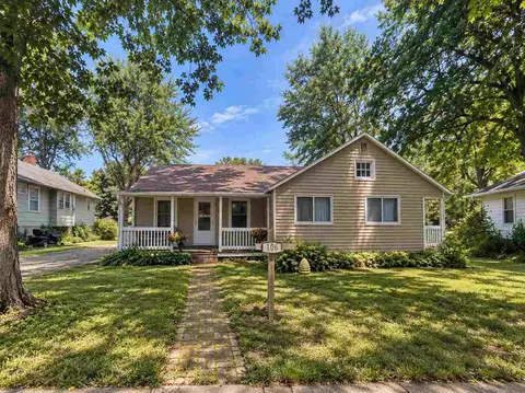 106 E 6th St, Prairie City, IA 50228