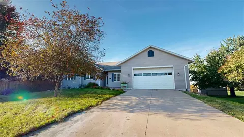 60 Goldfinch Cir, Iowa City, IA 52245