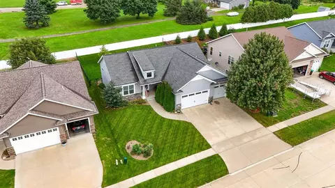 435 Oak Park Cir, Marion, IA 52302