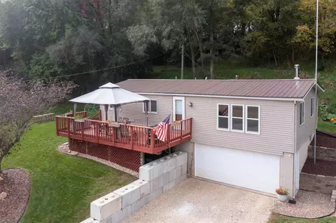 122 Cedar Park Rd, Mount Vernon, IA 52314