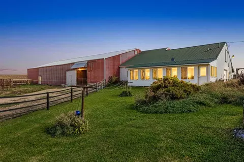 1921 210th, Manchester, IA 52057