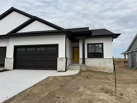 1282 Berkshire Ln, North Liberty, IA 52317