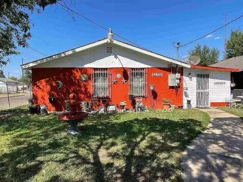1002 E Ash St, Laredo, TX 78040 photo 1